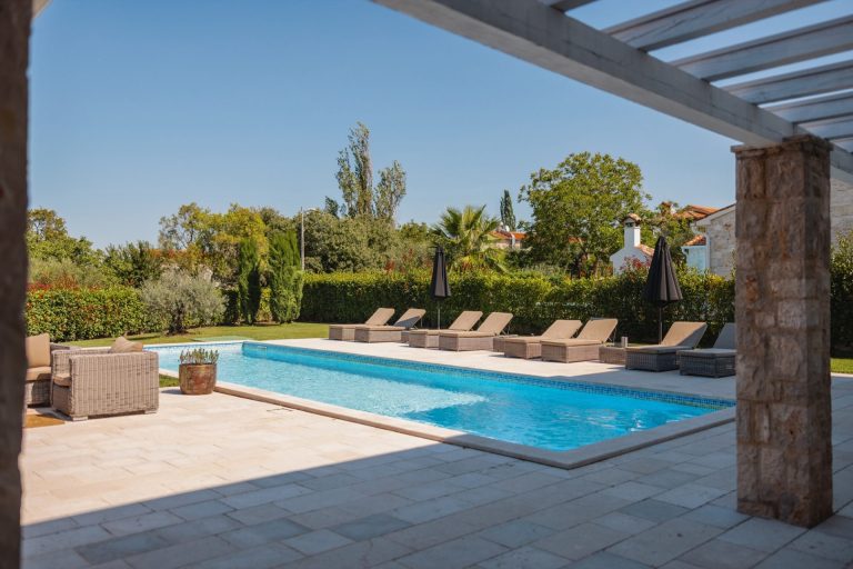Geometric pool with sun loungers - Pools By York