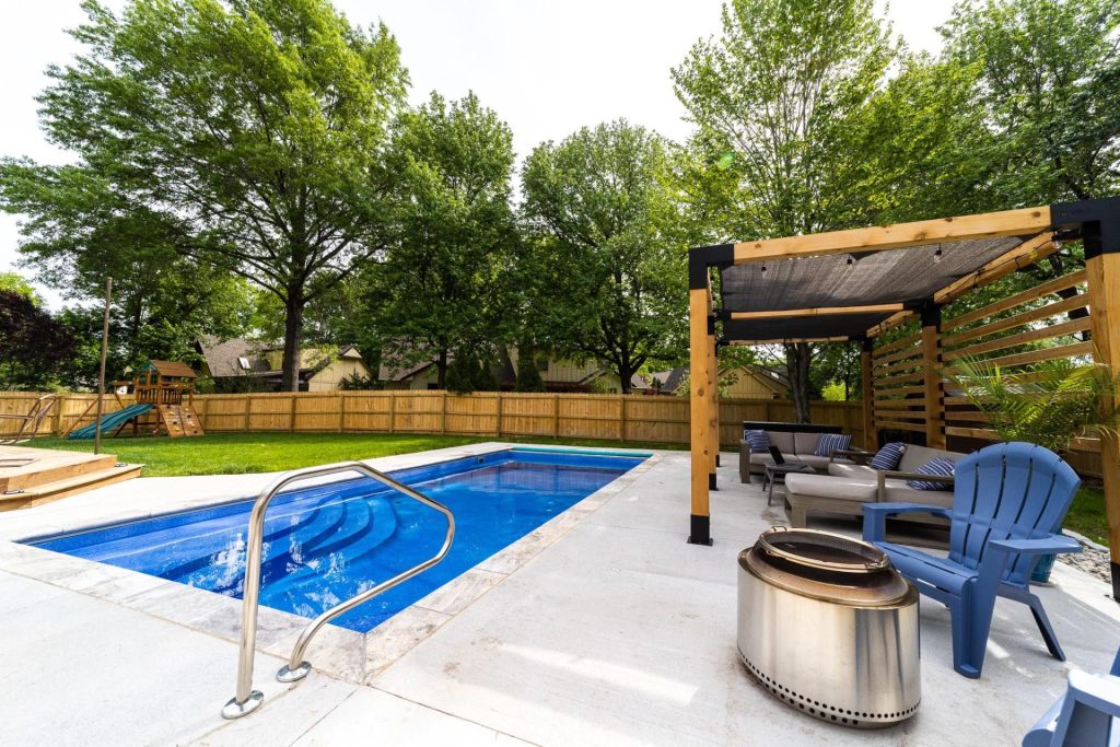 Geometric pool with seating area and firepit - Pools By York